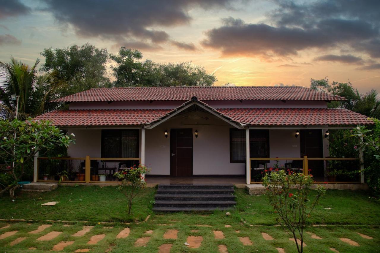 Hotel Sterling Banashree Badami Exterior foto