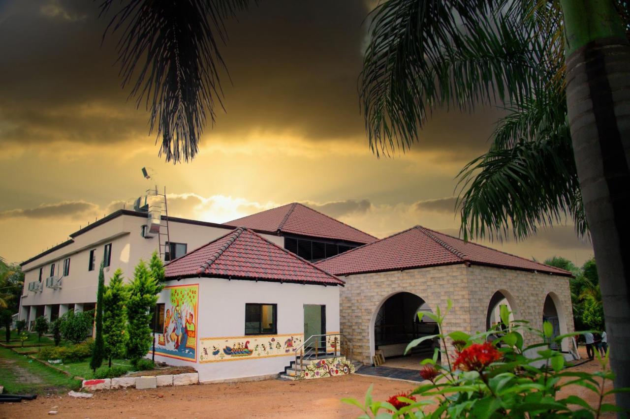 Hotel Sterling Banashree Badami Exterior foto