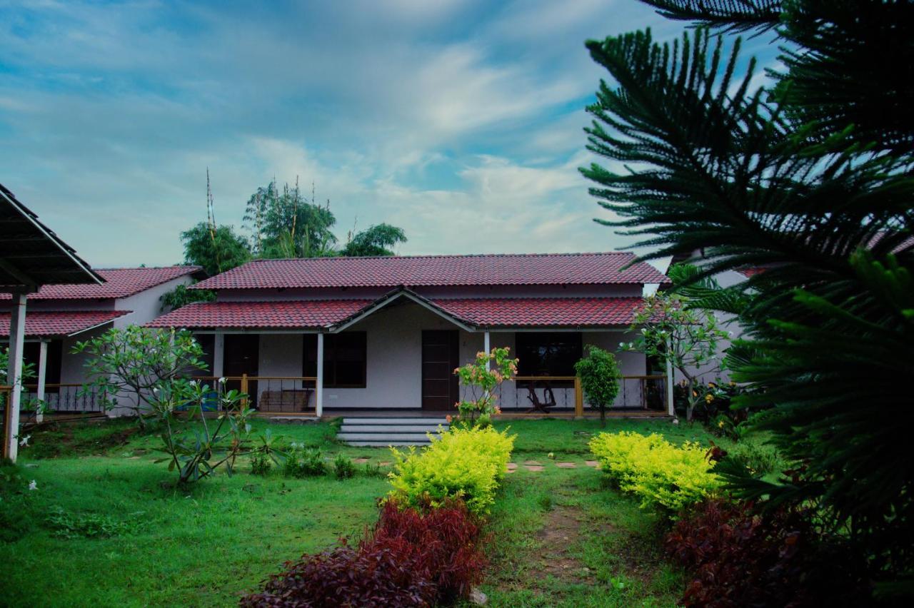 Hotel Sterling Banashree Badami Exterior foto