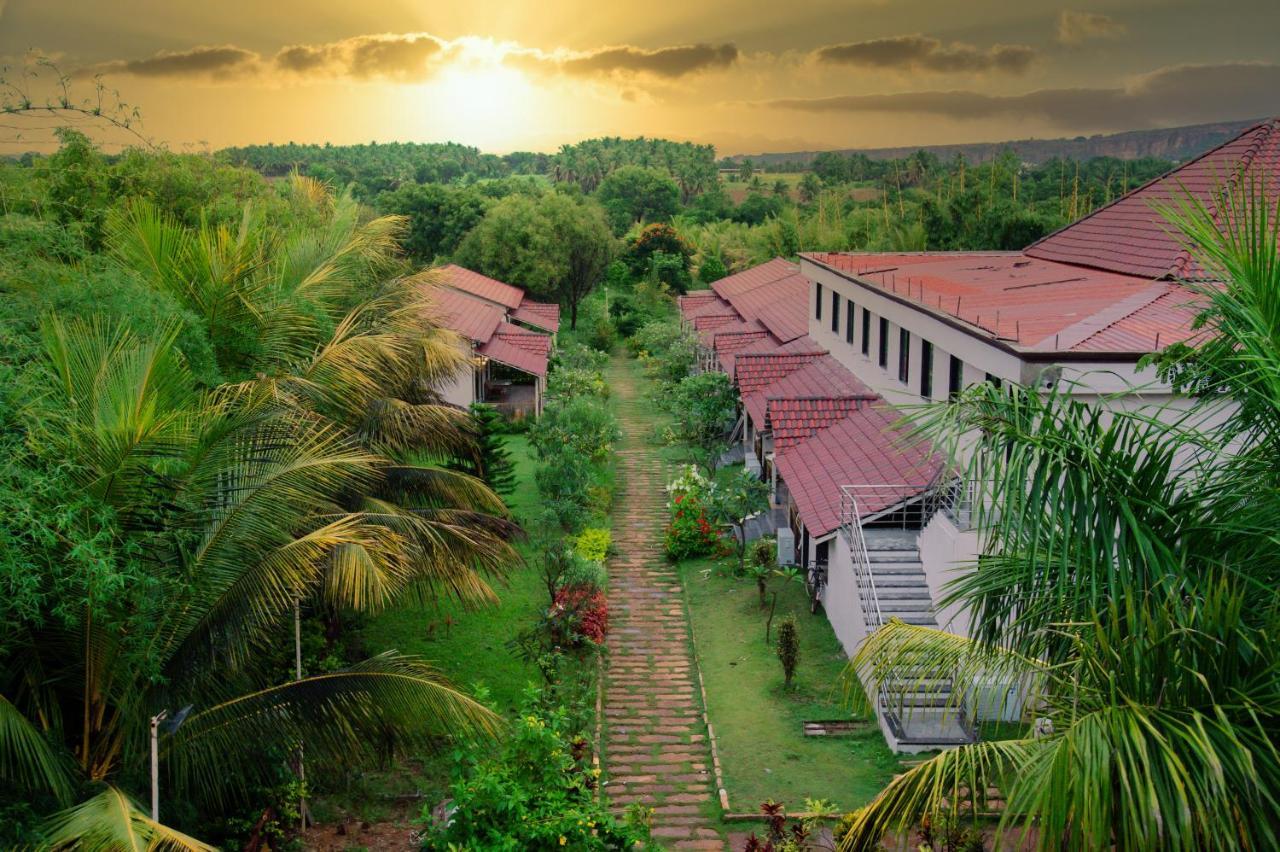 Hotel Sterling Banashree Badami Exterior foto