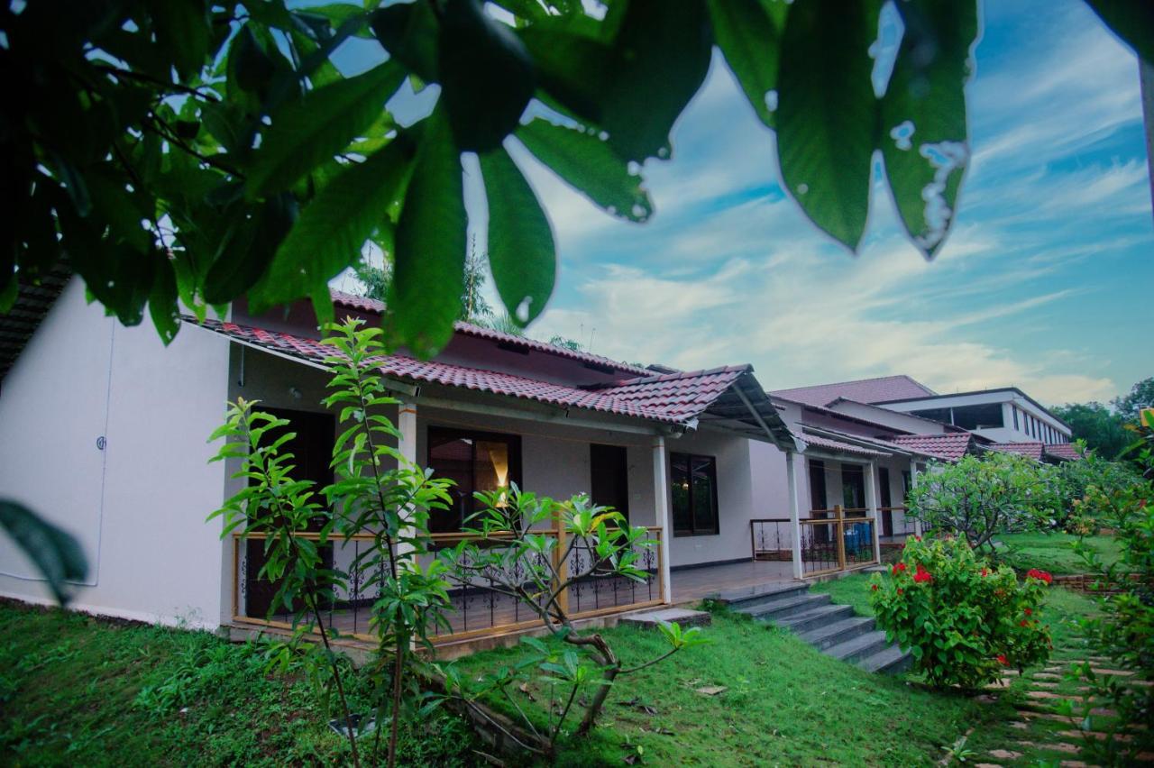 Hotel Sterling Banashree Badami Exterior foto