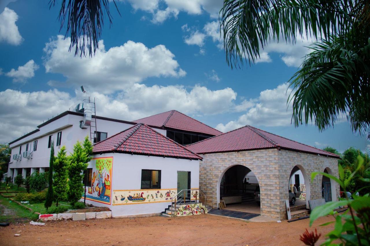Hotel Sterling Banashree Badami Exterior foto
