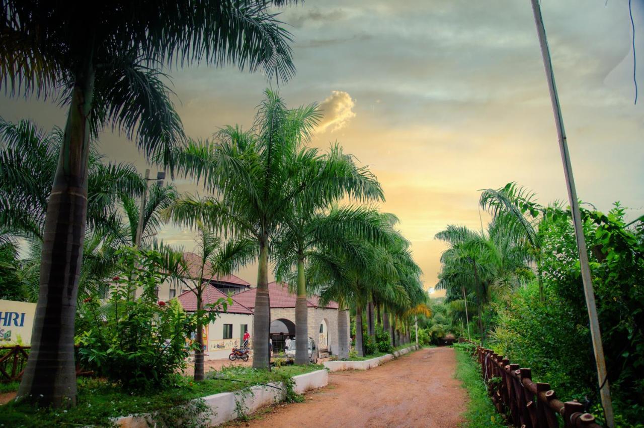 Hotel Sterling Banashree Badami Exterior foto