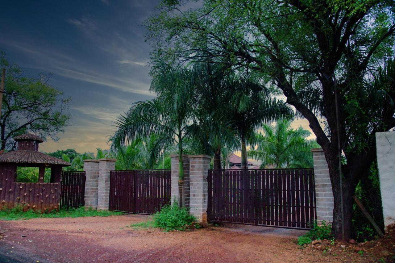 Hotel Sterling Banashree Badami Exterior foto