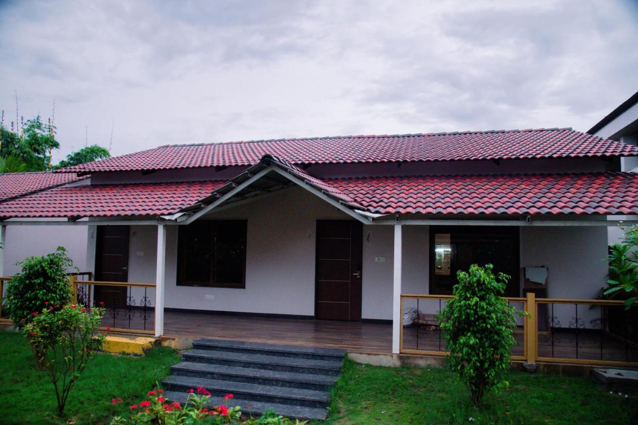 Hotel Sterling Banashree Badami Exterior foto