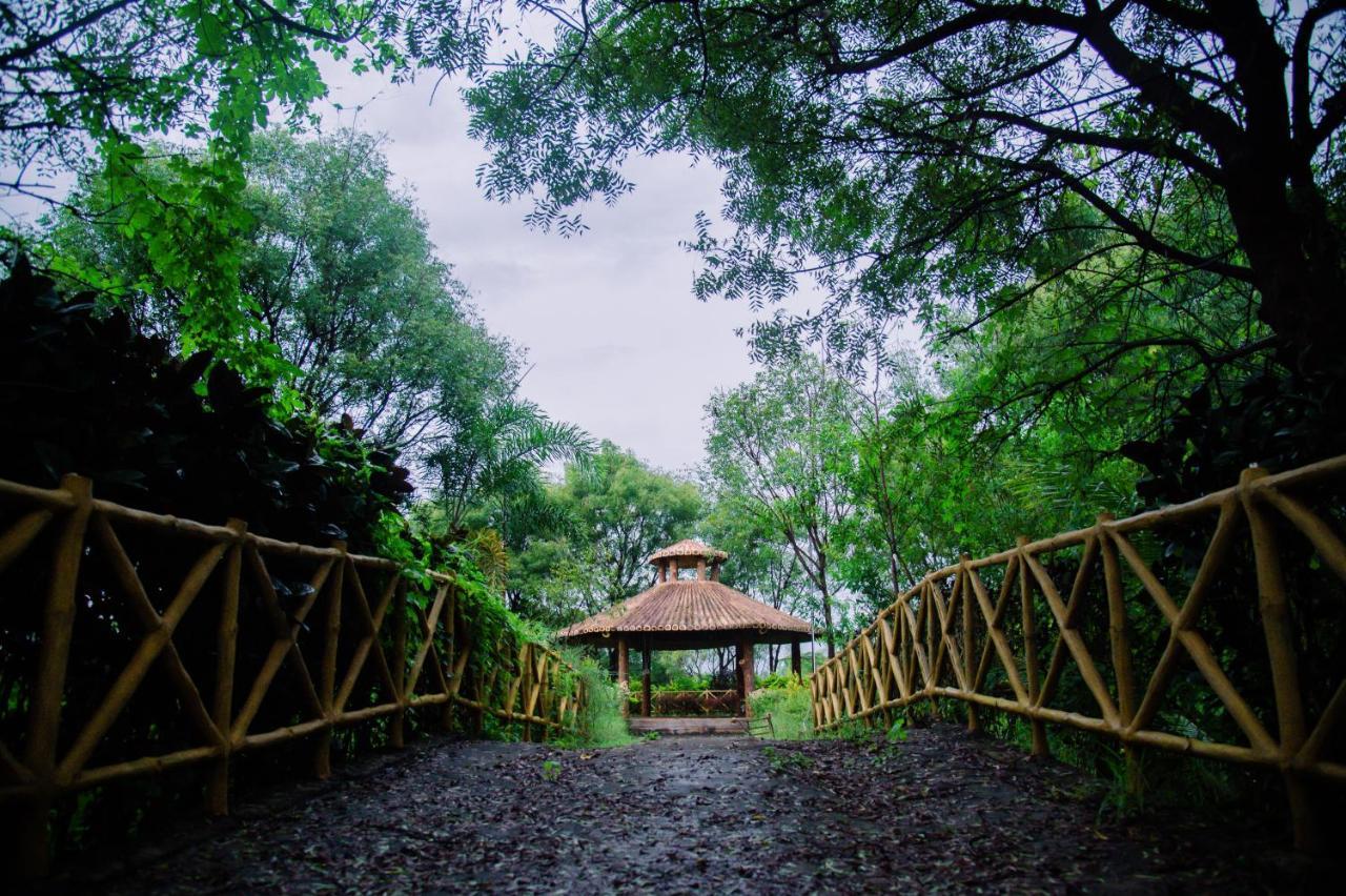 Hotel Sterling Banashree Badami Exterior foto