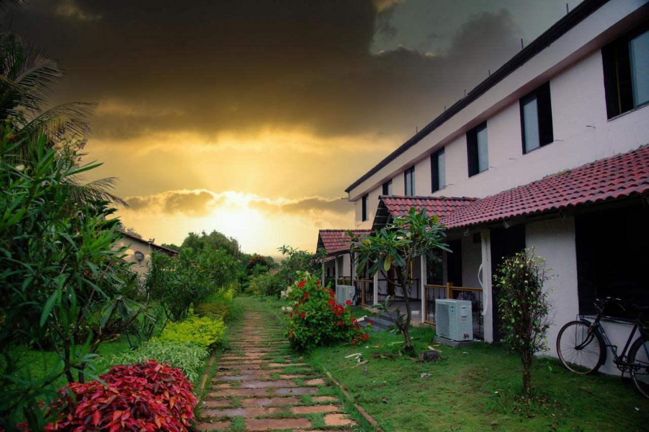 Hotel Sterling Banashree Badami Exterior foto