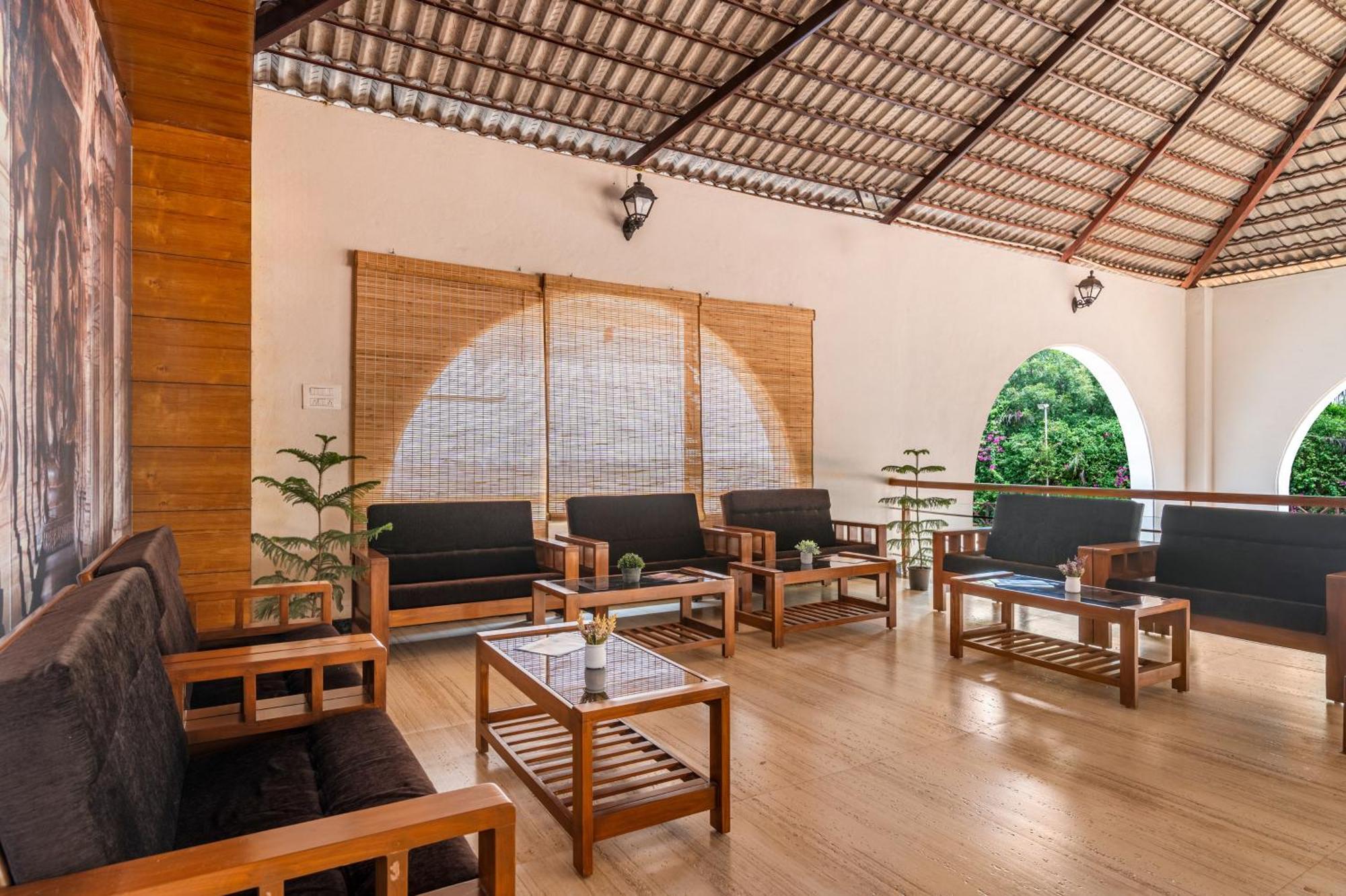 Hotel Sterling Banashree Badami Exterior foto
