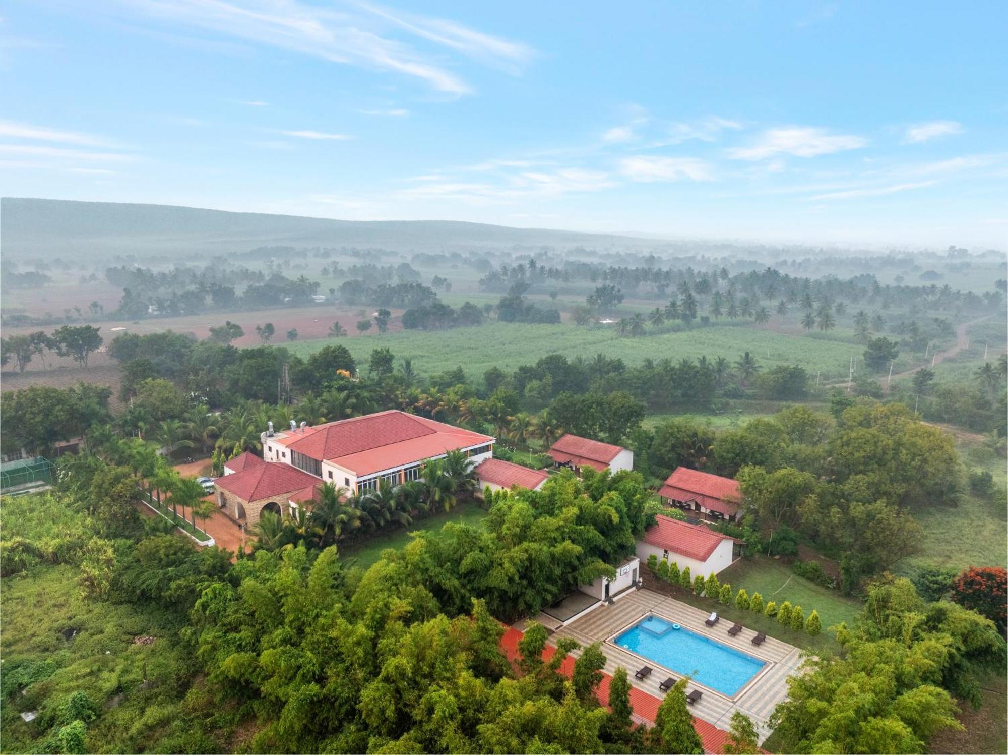 Hotel Sterling Banashree Badami Exterior foto