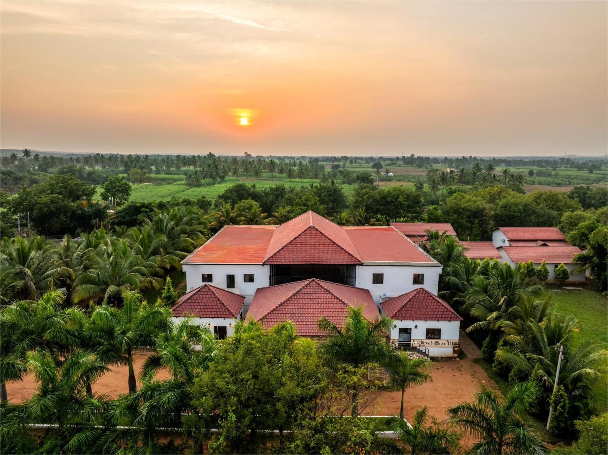 Hotel Sterling Banashree Badami Exterior foto