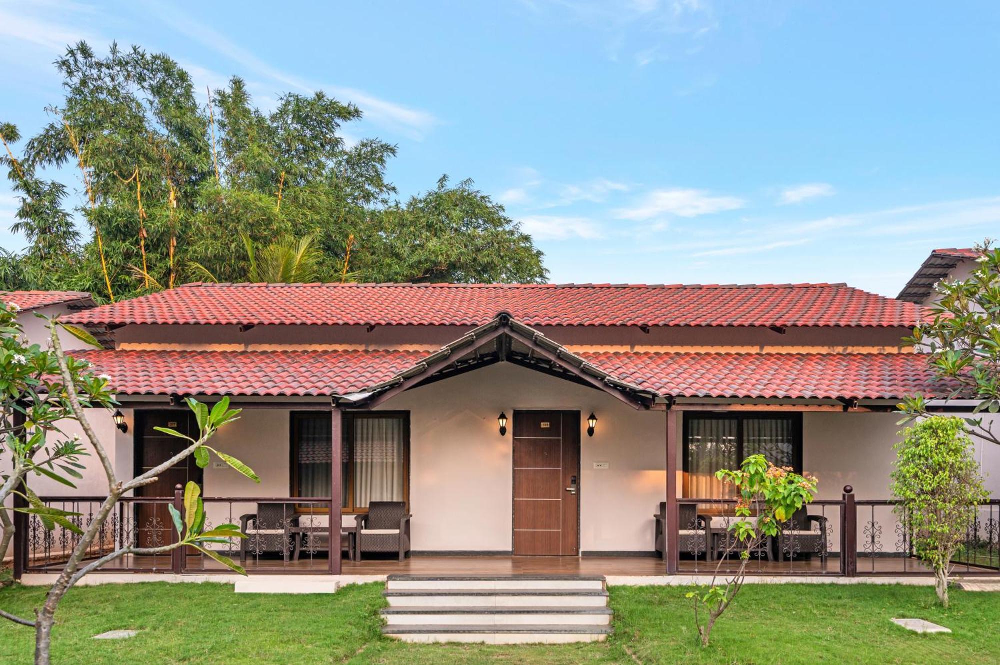Hotel Sterling Banashree Badami Exterior foto