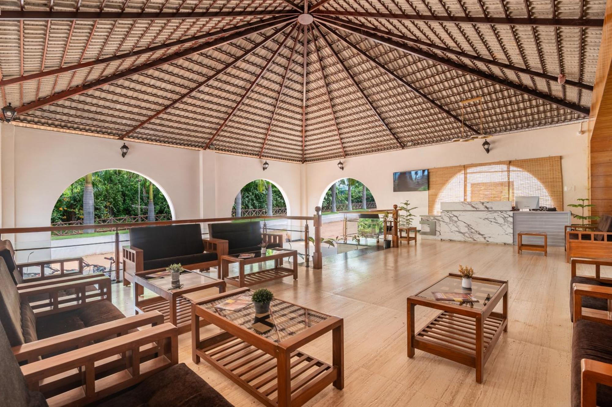 Hotel Sterling Banashree Badami Exterior foto